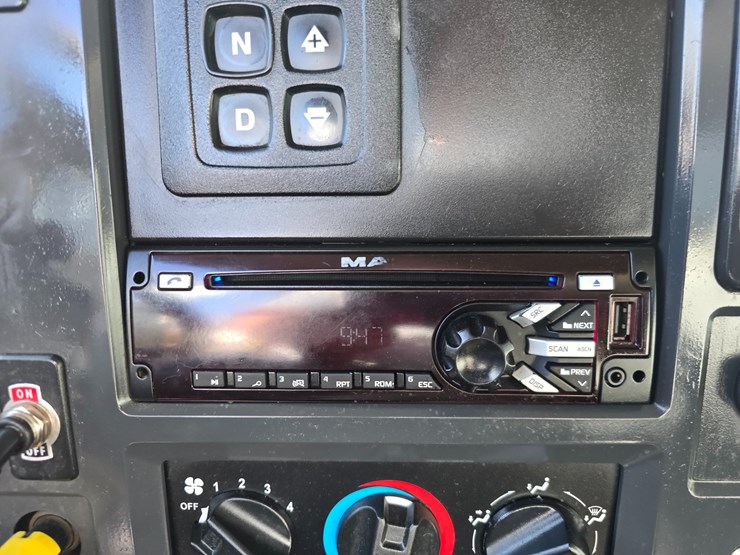 #22366-•-2016-mack-gu713-quad-axle-dump-truck-image-99