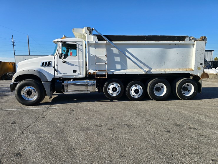 #22366-•-2016-mack-gu713-quad-axle-dump-truck-image-9
