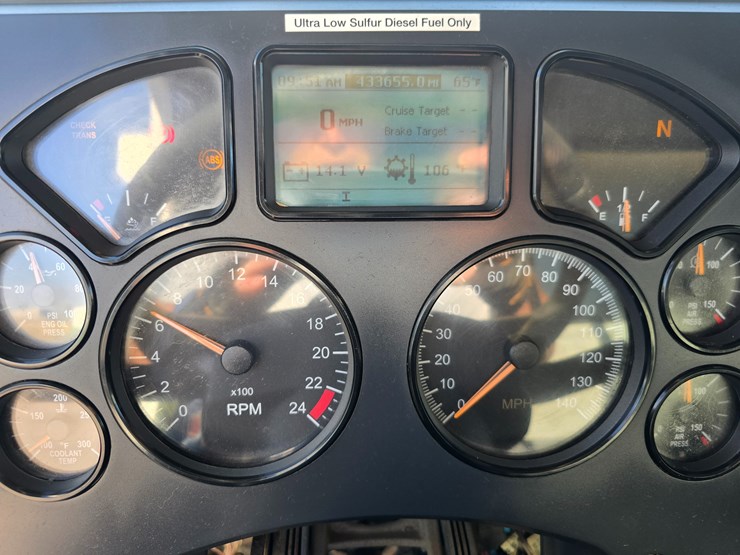 #22366-•-2016-mack-gu713-quad-axle-dump-truck-image-121