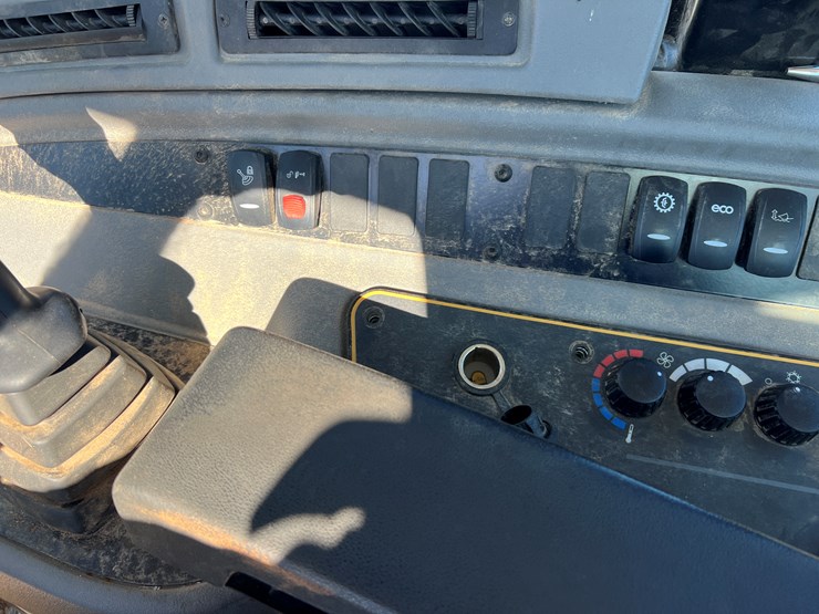 2022-jcb-tm220-image-13