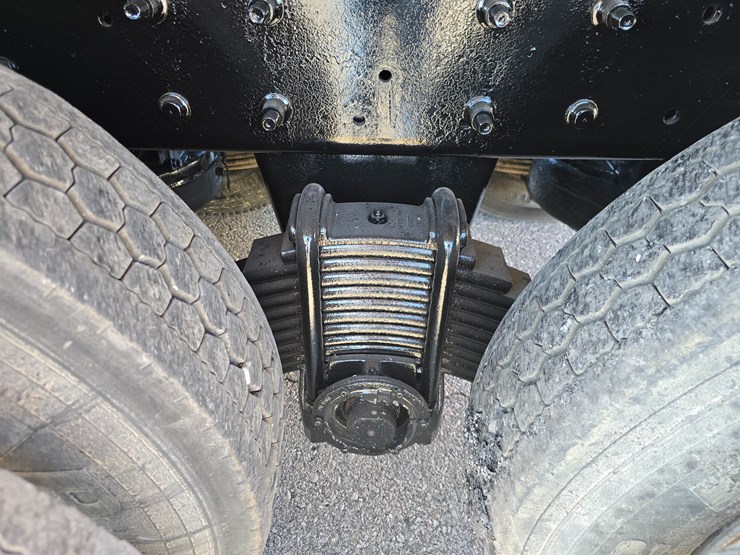 #22366-•-2016-mack-gu713-quad-axle-dump-truck-image-137