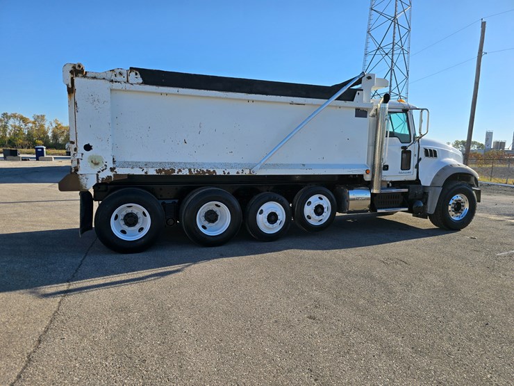 #22366-•-2016-mack-gu713-quad-axle-dump-truck-image-38