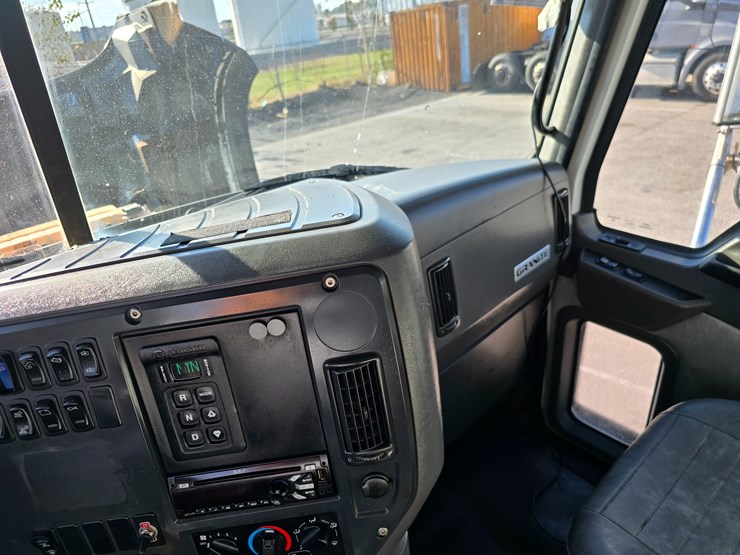 #22366-•-2016-mack-gu713-quad-axle-dump-truck-image-115