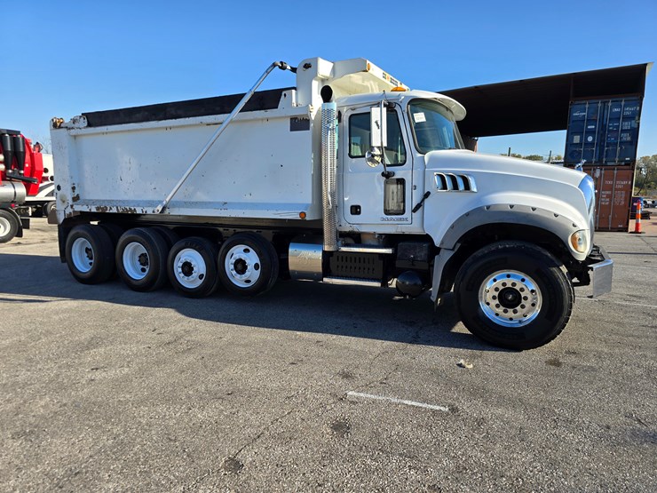 #22366-•-2016-mack-gu713-quad-axle-dump-truck-image-47