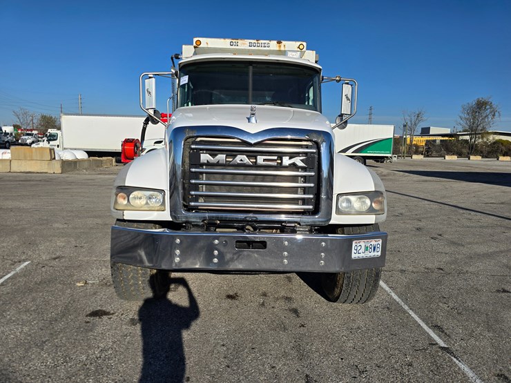 #22366-•-2016-mack-gu713-quad-axle-dump-truck-image-58