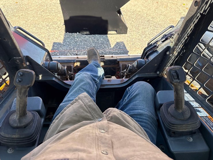 2021-deere-324g-image-12