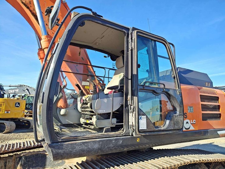 2019-hitachi-zx300-lc-image-10