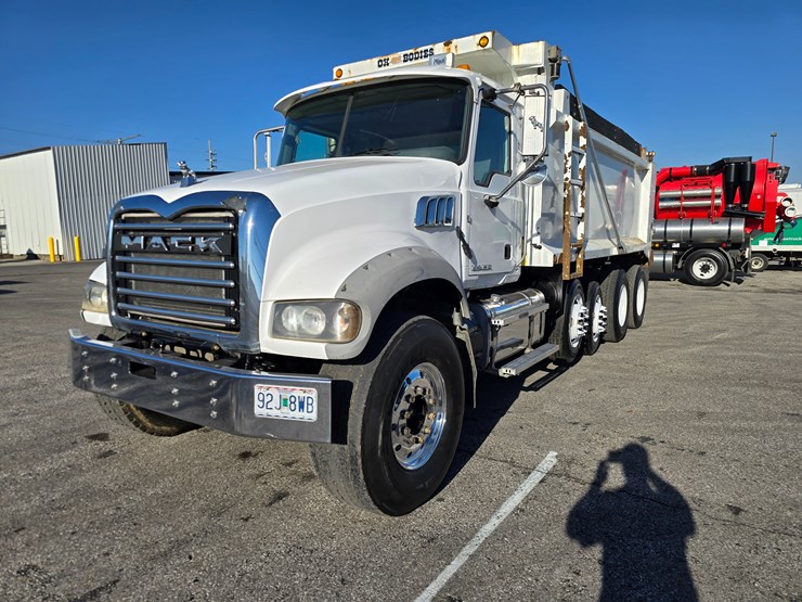 #22366-•-2016-mack-gu713-quad-axle-dump-truck-image-2