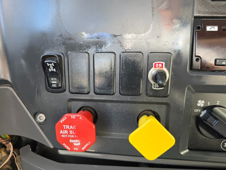 #22366-•-2016-mack-gu713-quad-axle-dump-truck-image-98