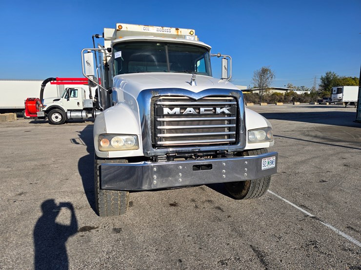#22366-•-2016-mack-gu713-quad-axle-dump-truck-image-57