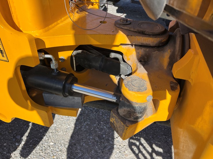 2022-jcb-tm220-image-5