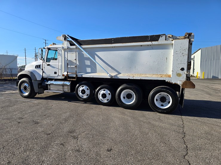 #22366-•-2016-mack-gu713-quad-axle-dump-truck-image-14