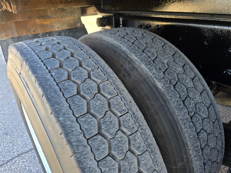 #22366-•-2016-mack-gu713-quad-axle-dump-truck-image-142