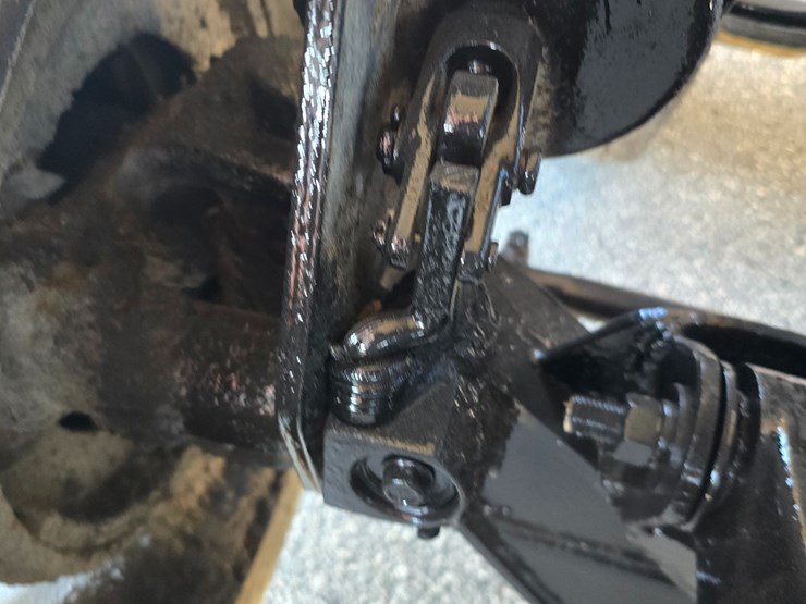 #22366-•-2016-mack-gu713-quad-axle-dump-truck-image-153