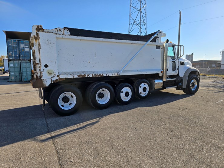 #22366-•-2016-mack-gu713-quad-axle-dump-truck-image-36