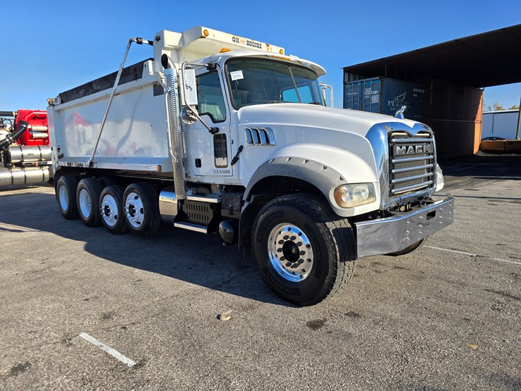 #22366-•-2016-mack-gu713-quad-axle-dump-truck-image-51