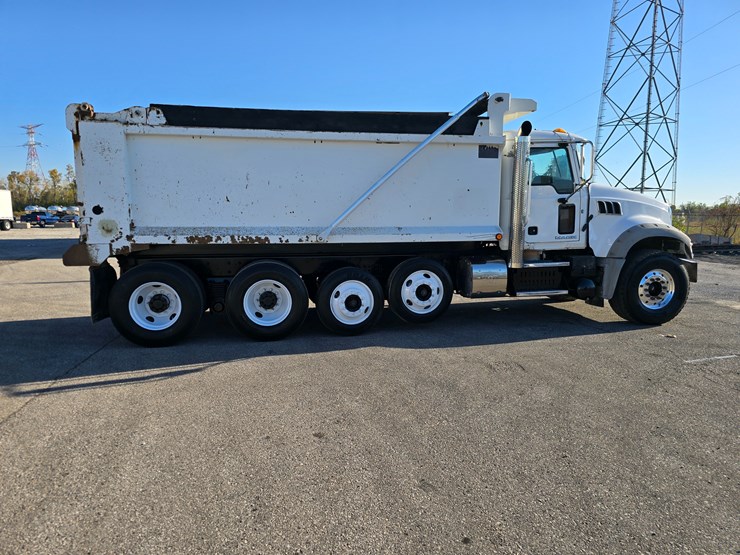 #22366-•-2016-mack-gu713-quad-axle-dump-truck-image-39