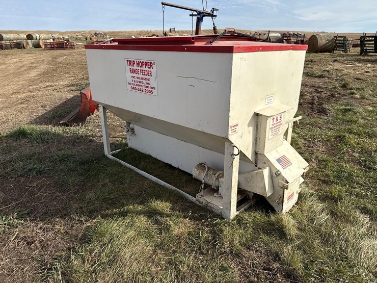 t-&-s-trip-hopper-cake-feeder-image-2