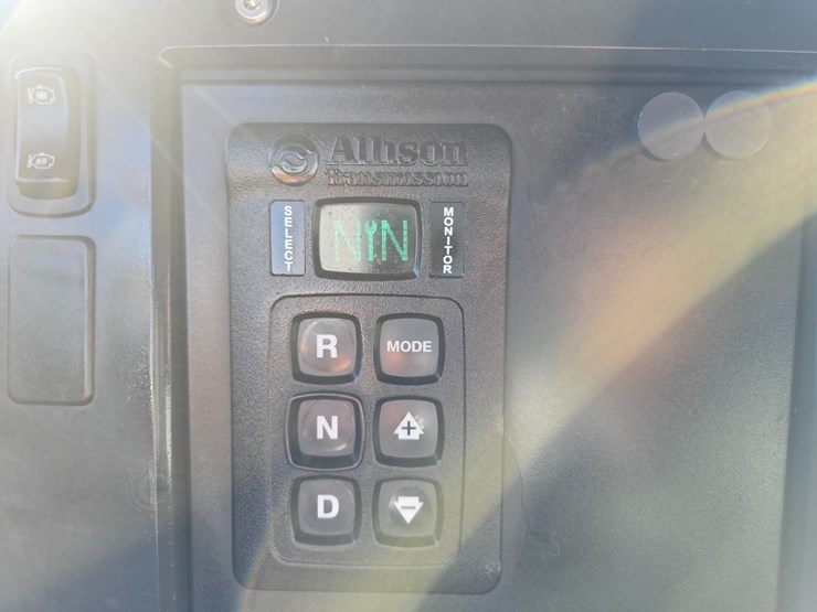 #22366-•-2016-mack-gu713-quad-axle-dump-truck-image-100