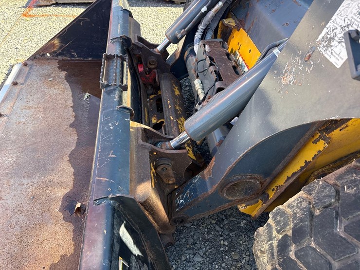 2021-deere-324g-image-8