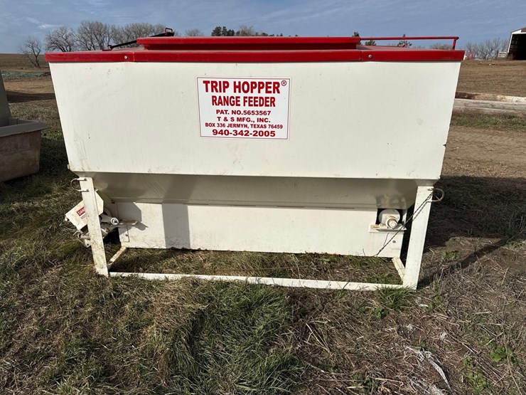 t-&-s-trip-hopper-cake-feeder-image-4