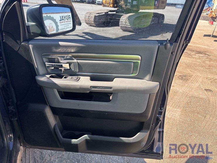 2017-ram-1500-slt-image-21