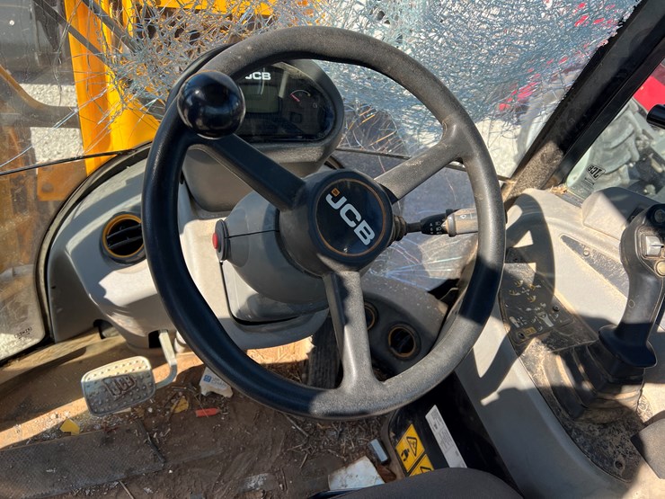 2022-jcb-tm220-image-8