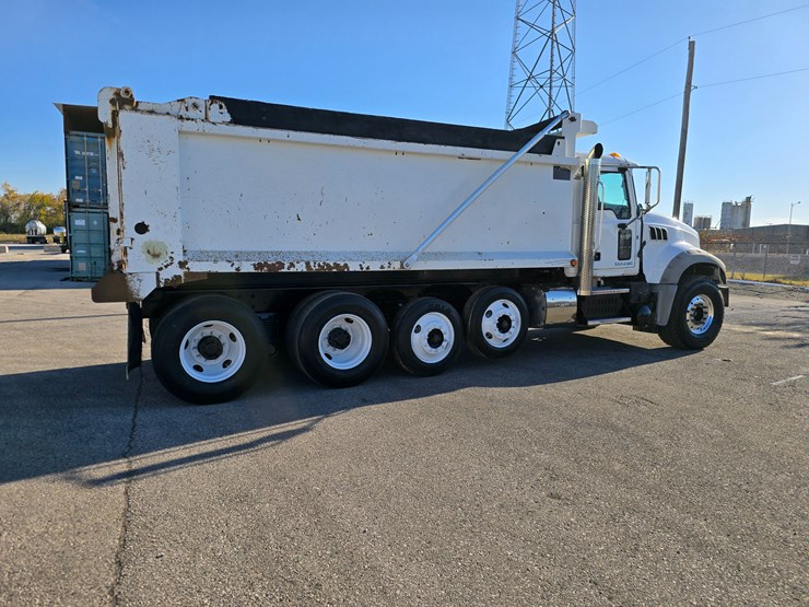 #22366-•-2016-mack-gu713-quad-axle-dump-truck-image-37