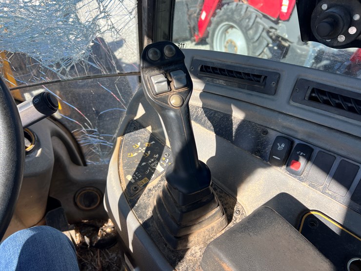 2022-jcb-tm220-image-11