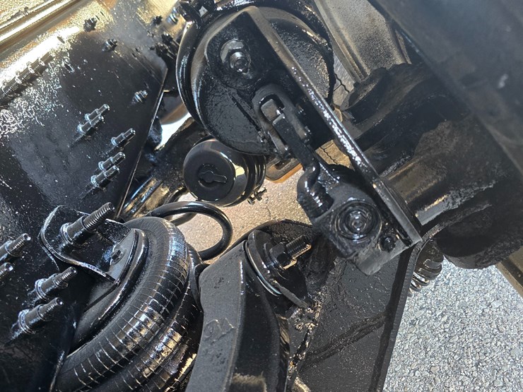 #22366-•-2016-mack-gu713-quad-axle-dump-truck-image-132