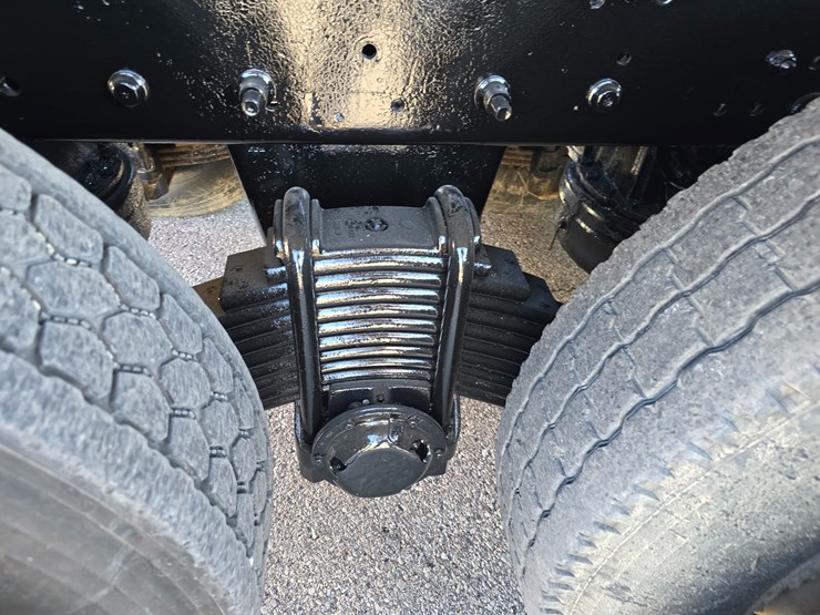 #22366-•-2016-mack-gu713-quad-axle-dump-truck-image-144