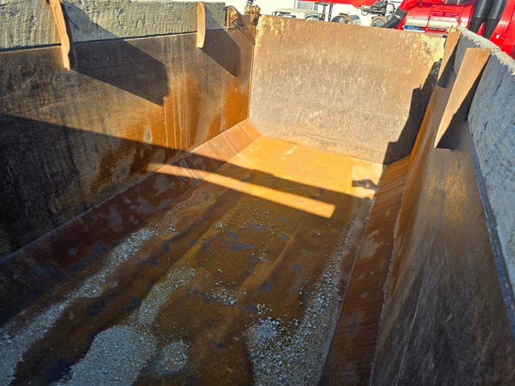 #22366-•-2016-mack-gu713-quad-axle-dump-truck-image-162