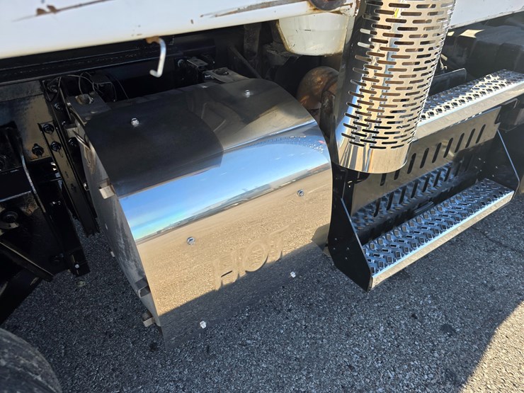 #22366-•-2016-mack-gu713-quad-axle-dump-truck-image-156