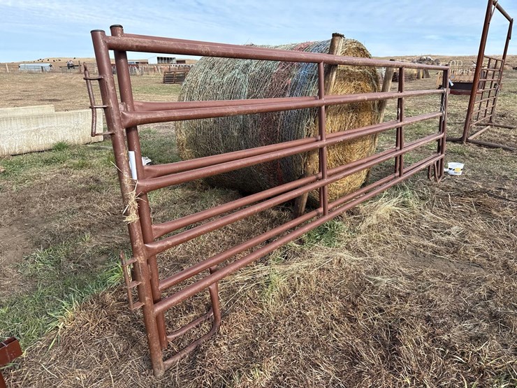 hyqual-portable-livestock-panels-image-1