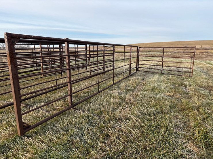 freestanding-panel-with-gate-image-1