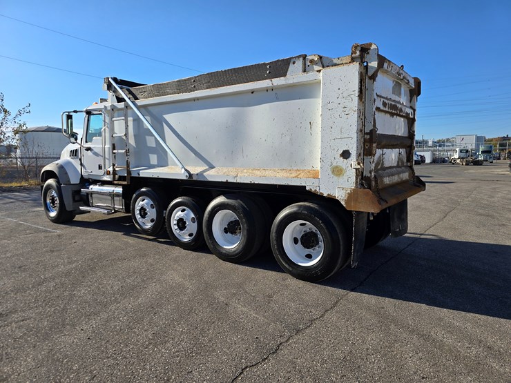 #22366-•-2016-mack-gu713-quad-axle-dump-truck-image-17