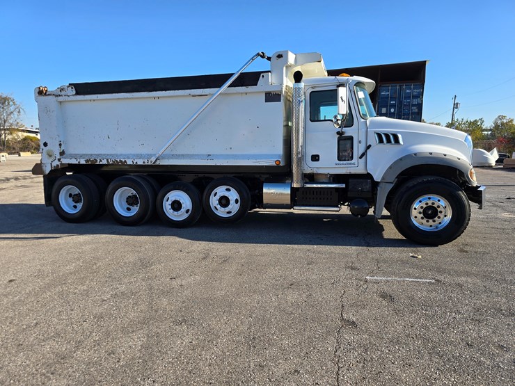 #22366-•-2016-mack-gu713-quad-axle-dump-truck-image-45