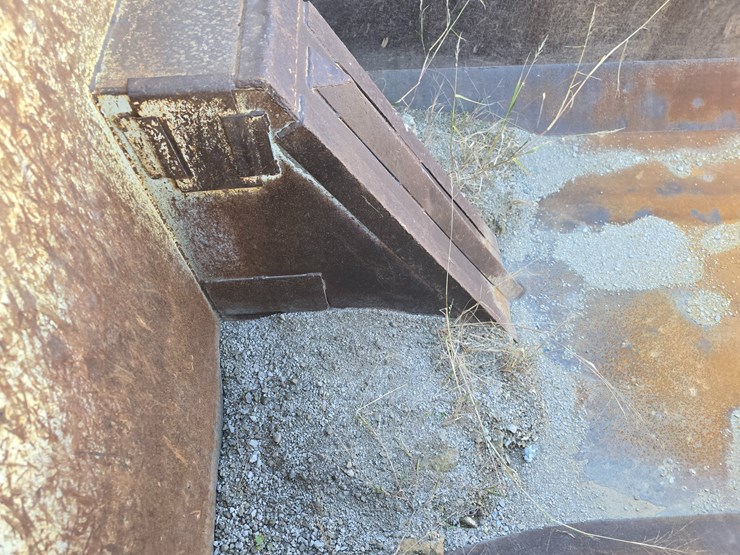 #22366-•-2016-mack-gu713-quad-axle-dump-truck-image-158