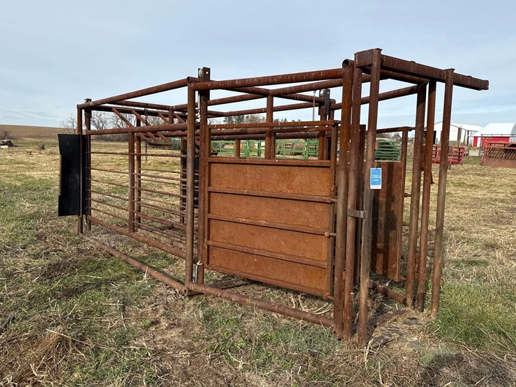 double-livestock-working-alley-image-6