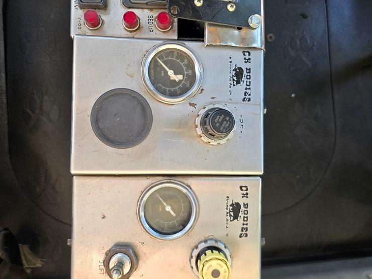 #22366-•-2016-mack-gu713-quad-axle-dump-truck-image-95