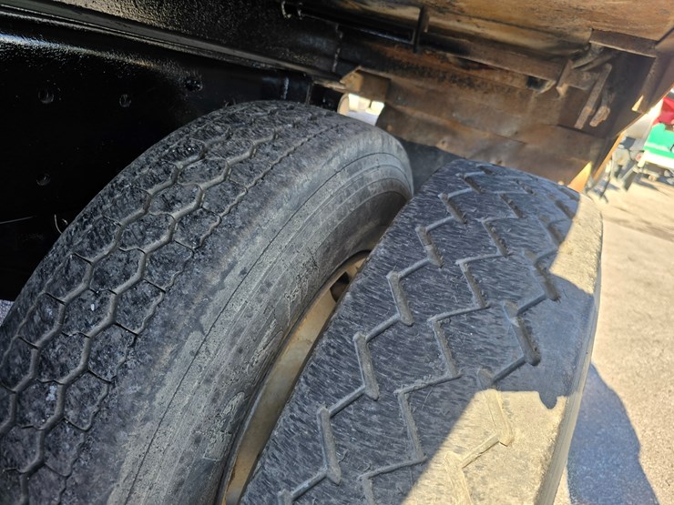 #22366-•-2016-mack-gu713-quad-axle-dump-truck-image-135