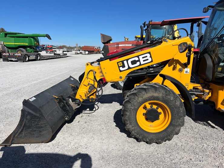 2022-jcb-tm220-image-4