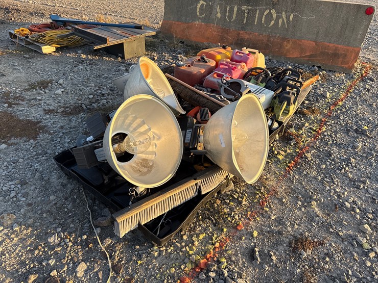 #24816-•-lot-of-power-tools,gas-jugs-&-miscellaneous-image-4