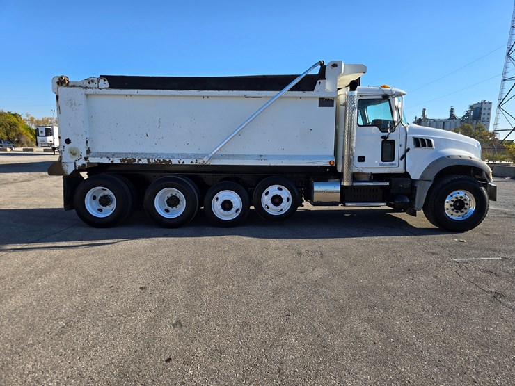 #22366-•-2016-mack-gu713-quad-axle-dump-truck-image-42
