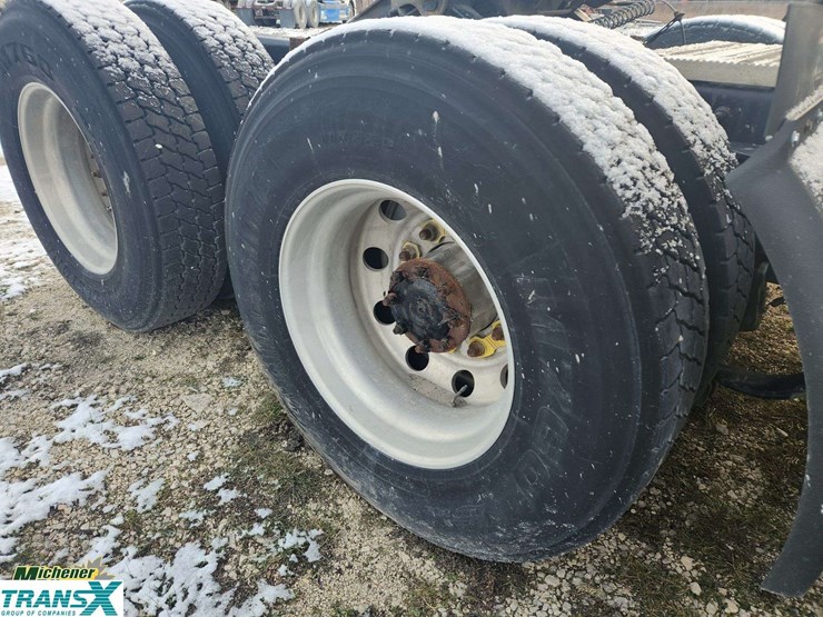 2019-peterbilt-579-image-11