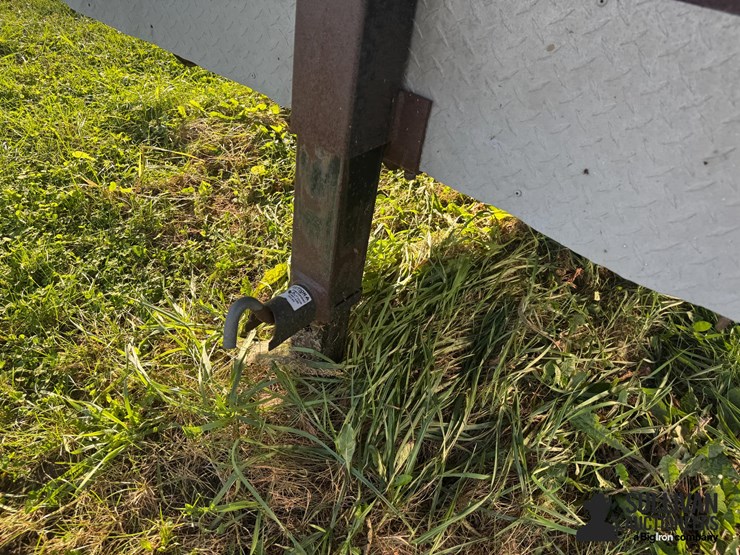 2016-swift-built-tri/a-livestock-trailer-image-17