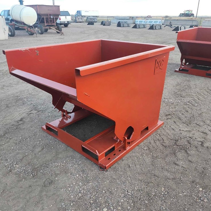 Self-Dumping Hopper with Fork Pockets
