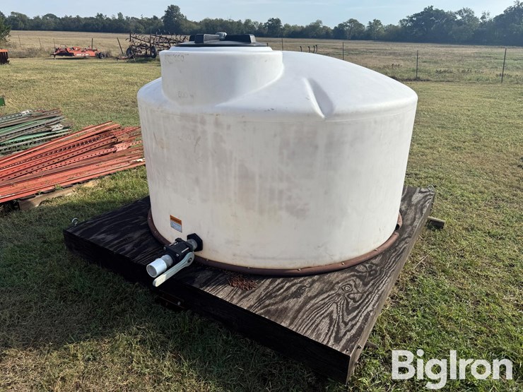 550-gal-skid-mounted-poly-tank-image-1