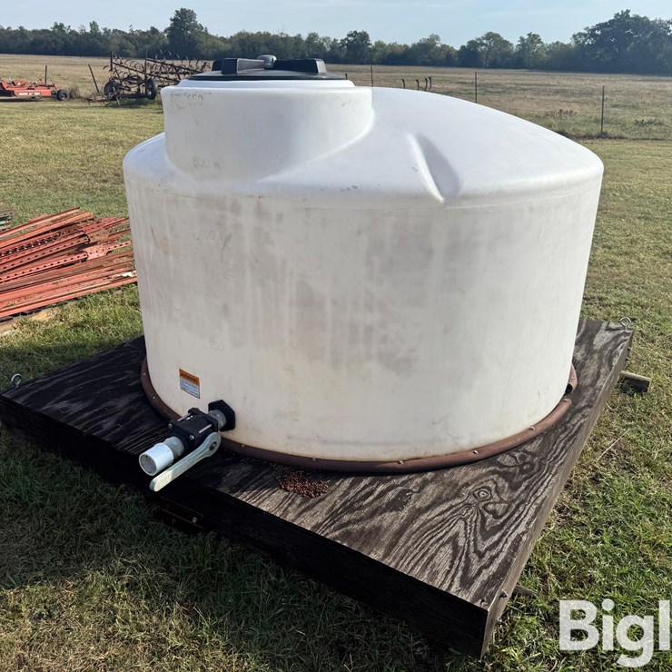 550-Gal Skid-Mounted Poly Tank