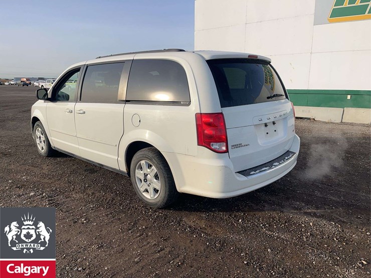 2012-dodge-grand-caravan-sxt-image-3